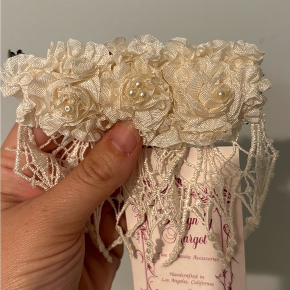 Vintage-Inspired Ivory Floral Lace Wedding Garter Clip - Picture 2 of 4